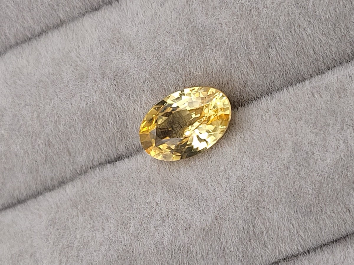 HR17 — 3.01 carat oval-cut yellow sapphire from Sri Lanka