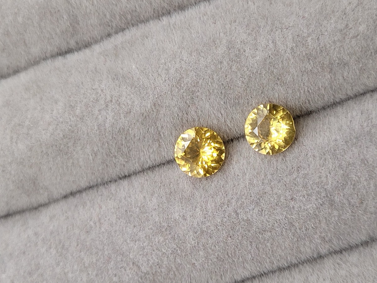HR21 — 1.75 carat round-cut yellow sapphire from Sri Lanka